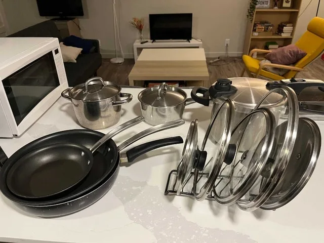 Pans and cooking pot lot