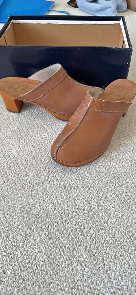 women’s clog boot heel