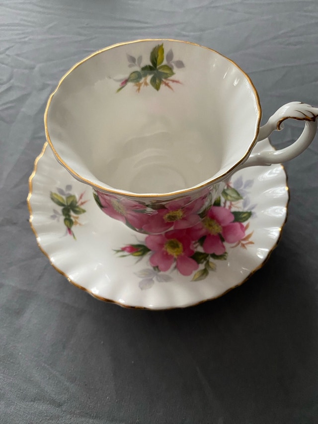 Royal Albert Teacup: Prairie Rose