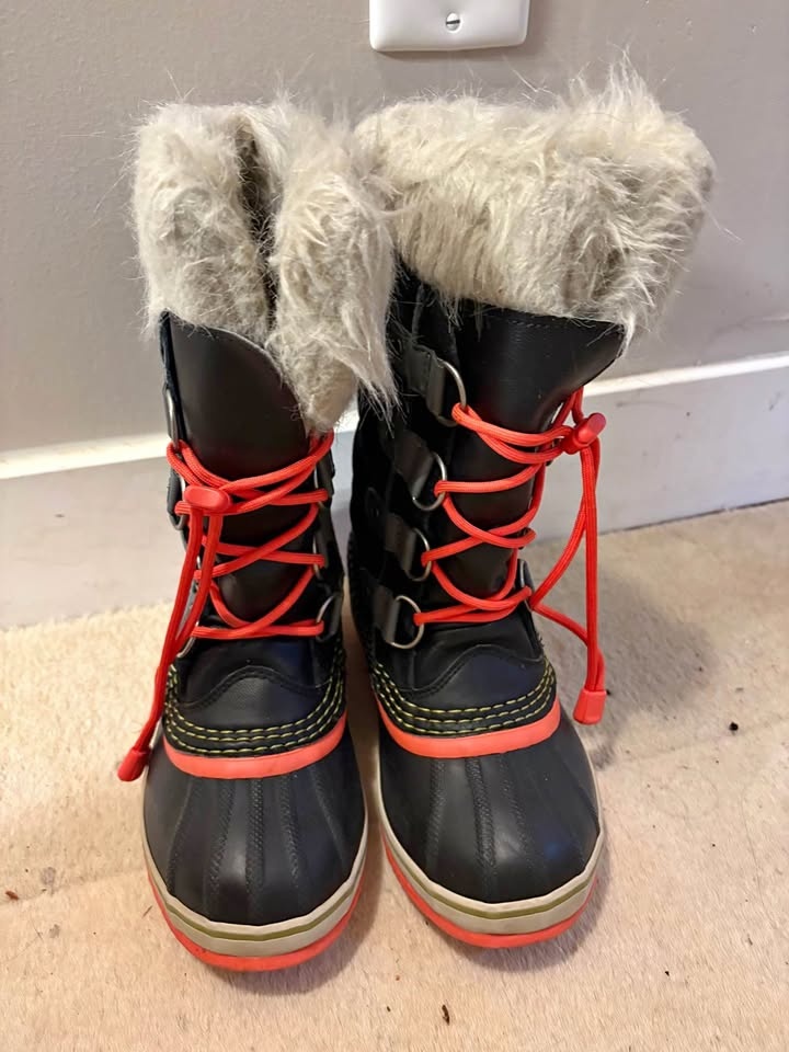 Kids girls sorel waterproof winter boots size 1 Joan of Arctic s