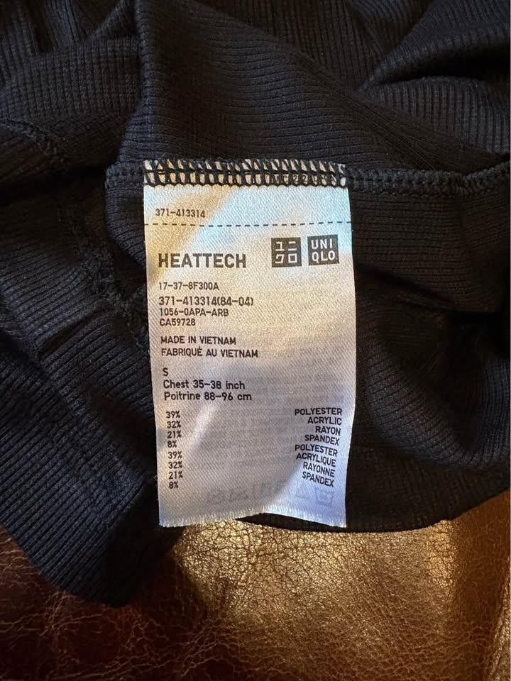 Uniqlo black men’s heattech long sleeve. Size s - photo 2