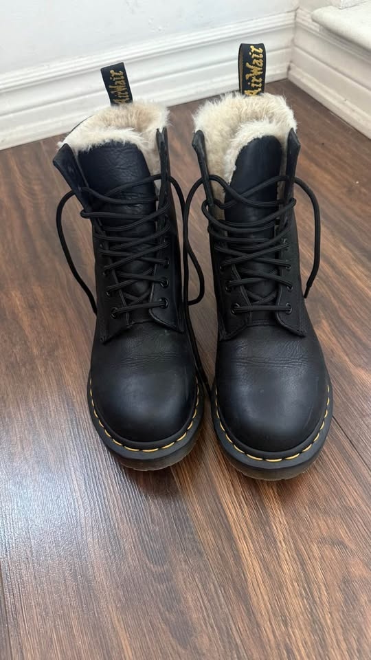 Dr. Martens 1460 Fur Lined Serena Boots Women’s 7 - photo 2