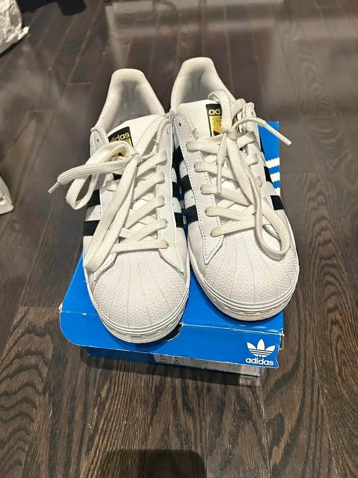 WOMEN'S ADIDAS ORIGINALS SUPERSTARS size youth 6.5 women’s 8