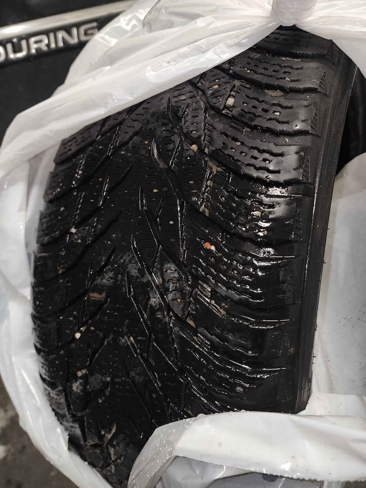 235/40R19 Winter Tires (2 tires) - photo 2