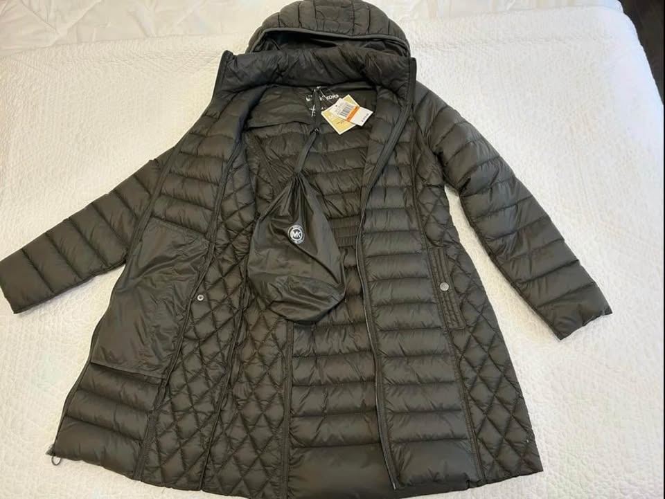 Michael Kors Ultra-Light Hooded Down Jacket packable - photo 3