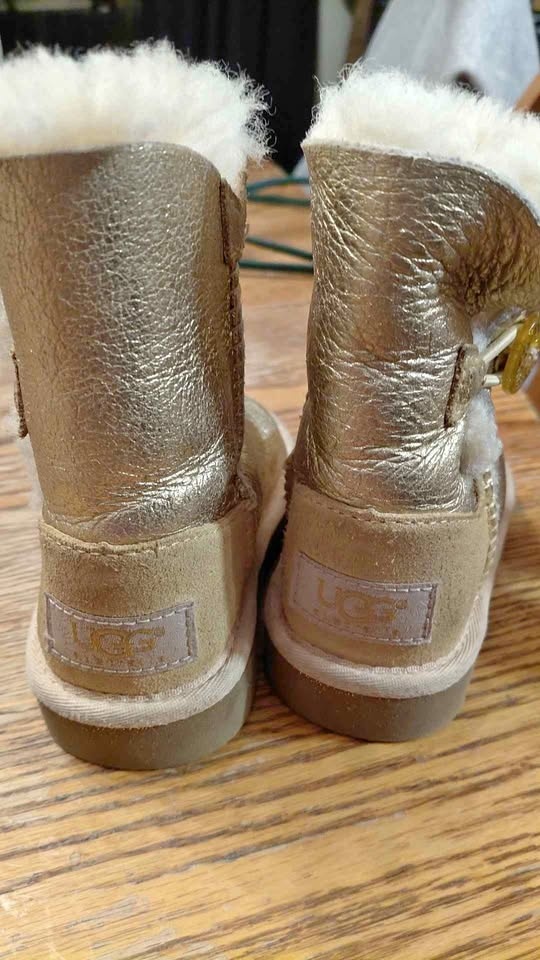 Girls uggs size 6