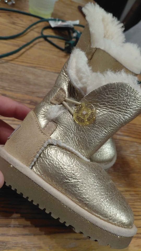 Girls uggs size 6 - photo 2