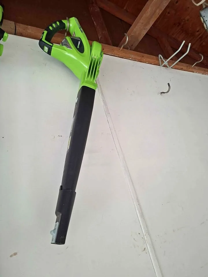 Cordless blower + string trimmer (edger) - greenworks- like new