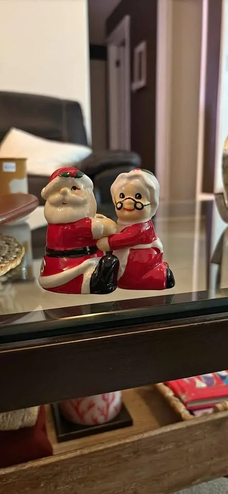 Santa and Mrs clause salt and pepper shakers