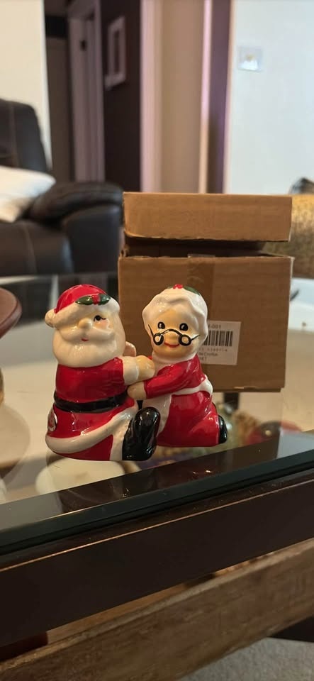 Santa and Mrs clause salt and pepper shakers - photo 2