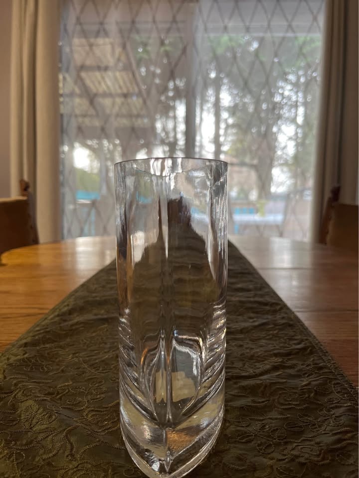 Clear Glass Vase – Modern Curved Shape - photo 3