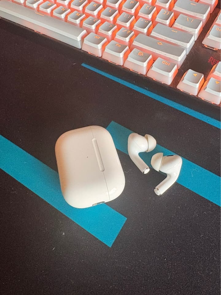 Apple AirPods Pro (2nd Generation) – Excellent Condition - photo 2