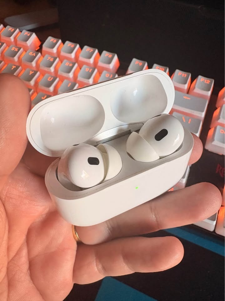 Apple AirPods Pro (2nd Generation) – Excellent Condition - photo 3