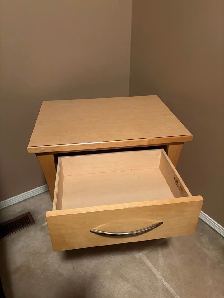 2 LG Bedside Tables. Sat Empty in Spare Rooms. Perfect Condition - photo 4