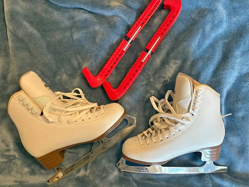 Jackson Mystique Figure Skates (Size 8) + FREE Helmet! ⛸️🎄