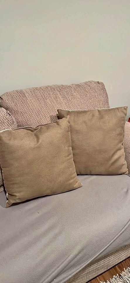 Set of two decor pillows