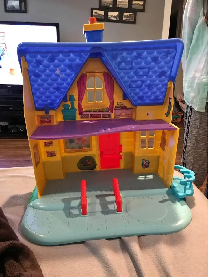 Doll house and figurines