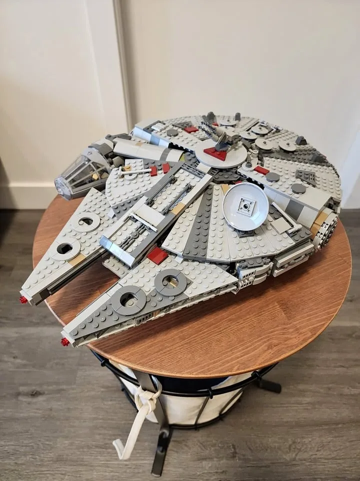 Lego Millennium Falcon 75257 (Includes Minifigs)