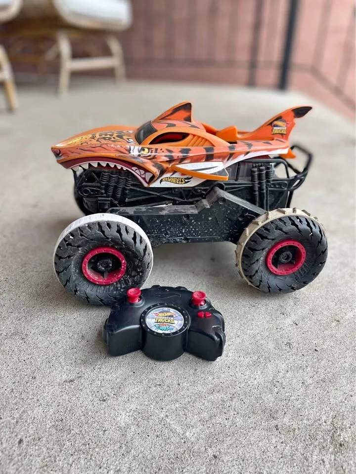 Hot Wheels remote control Tiger Shark