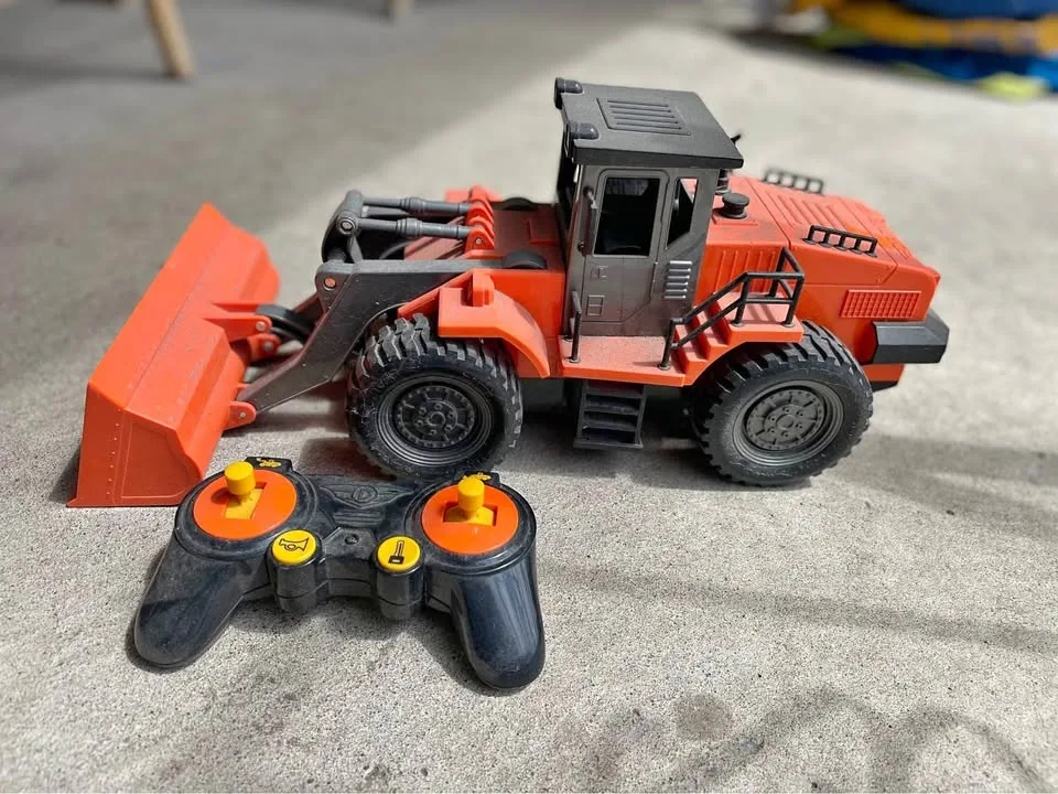 DRIVEN Remote Control Loader w/ remote control movable bucket