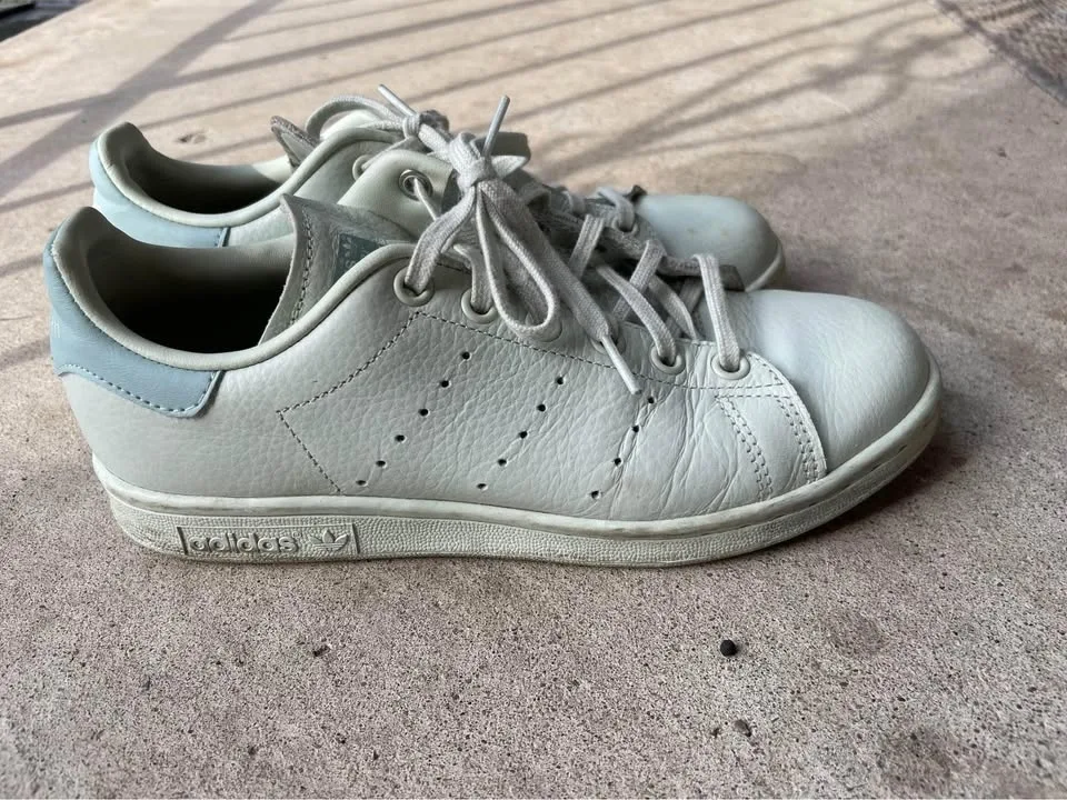 Adidas Stan Smith shoes in mint colour size 7w or 5y