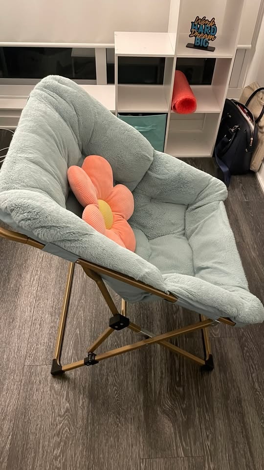 Comfy fur chair with pillow - photo 2