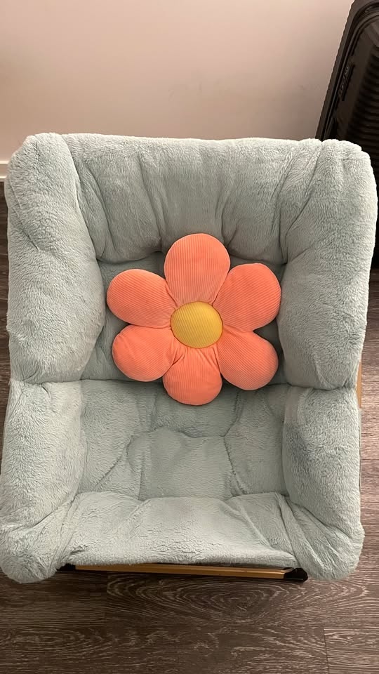 Comfy fur chair with pillow - photo 3