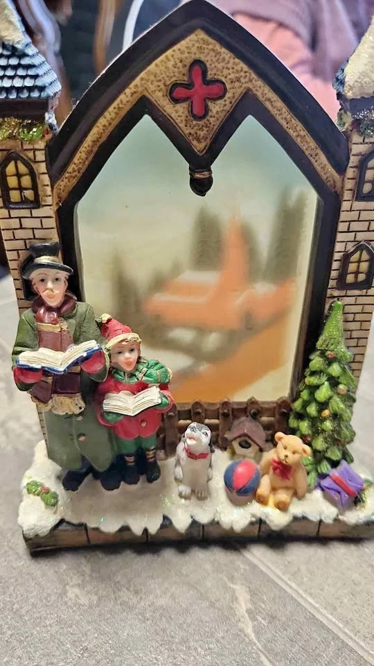 🎄 Christmas Carolers Candle Holder - Light-Up - $20