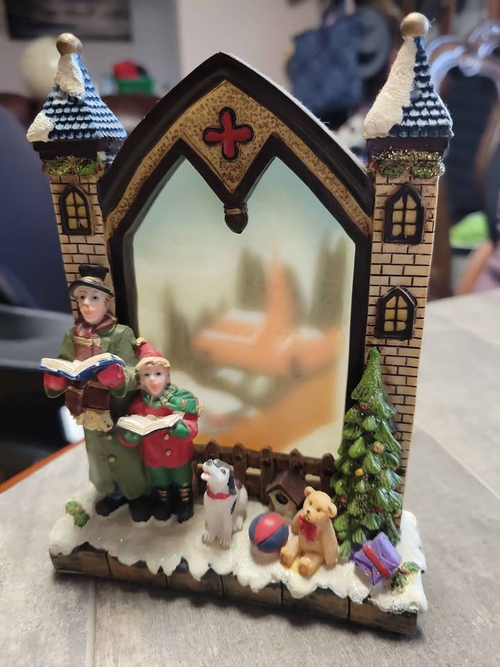🎄 Christmas Carolers Candle Holder - Light-Up - $20 - photo 2