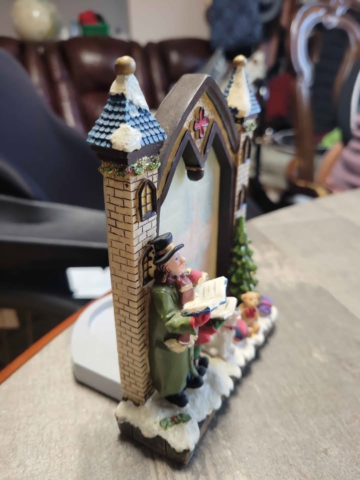 🎄 Christmas Carolers Candle Holder - Light-Up - $20 - photo 3