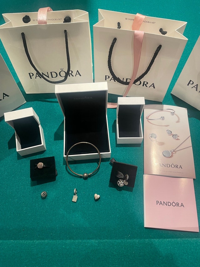 Pandora bracelet with 4 charms - including packaging -new
