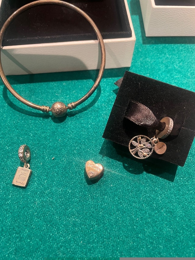 Pandora bracelet with 4 charms - including packaging -new - photo 2