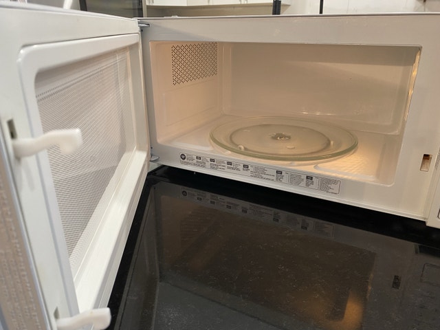 GE under cabinet mount microwave oven - photo 2