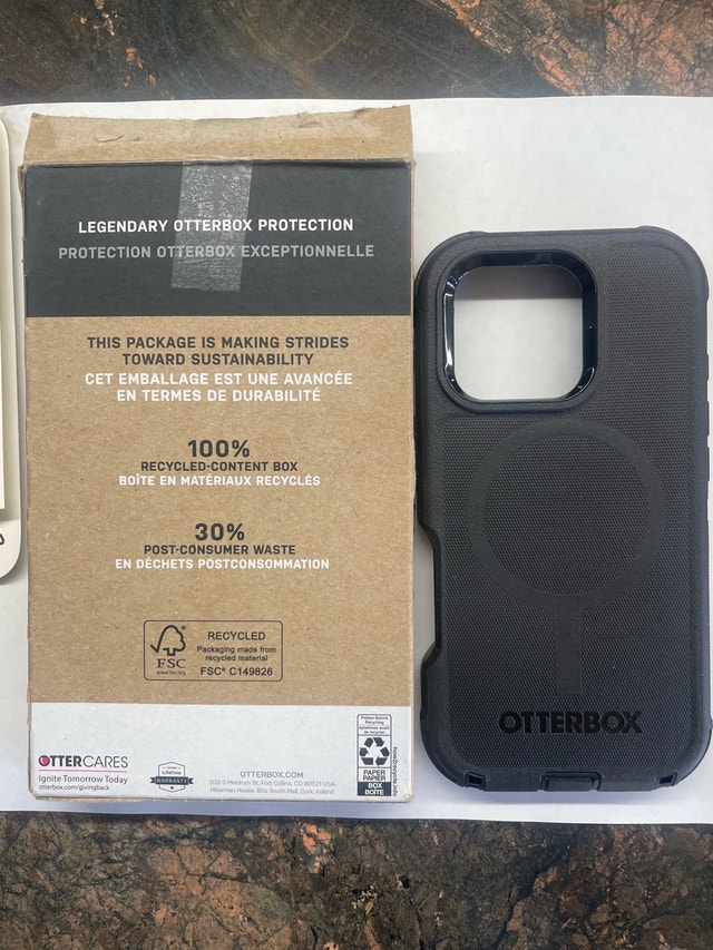 New Otterbox iPhone 16 Pro Defender case - photo 2