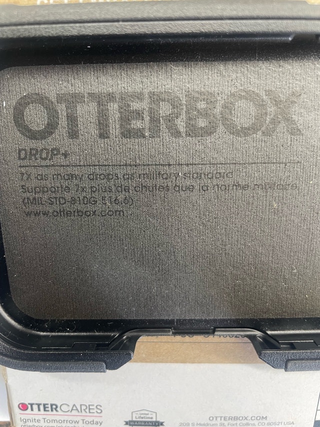 New Otterbox iPhone 16 Pro Defender case - photo 3