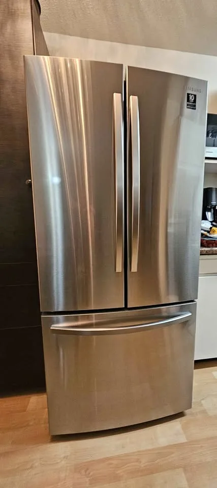 Samsung Fridge w/French Doors and Ice Maker