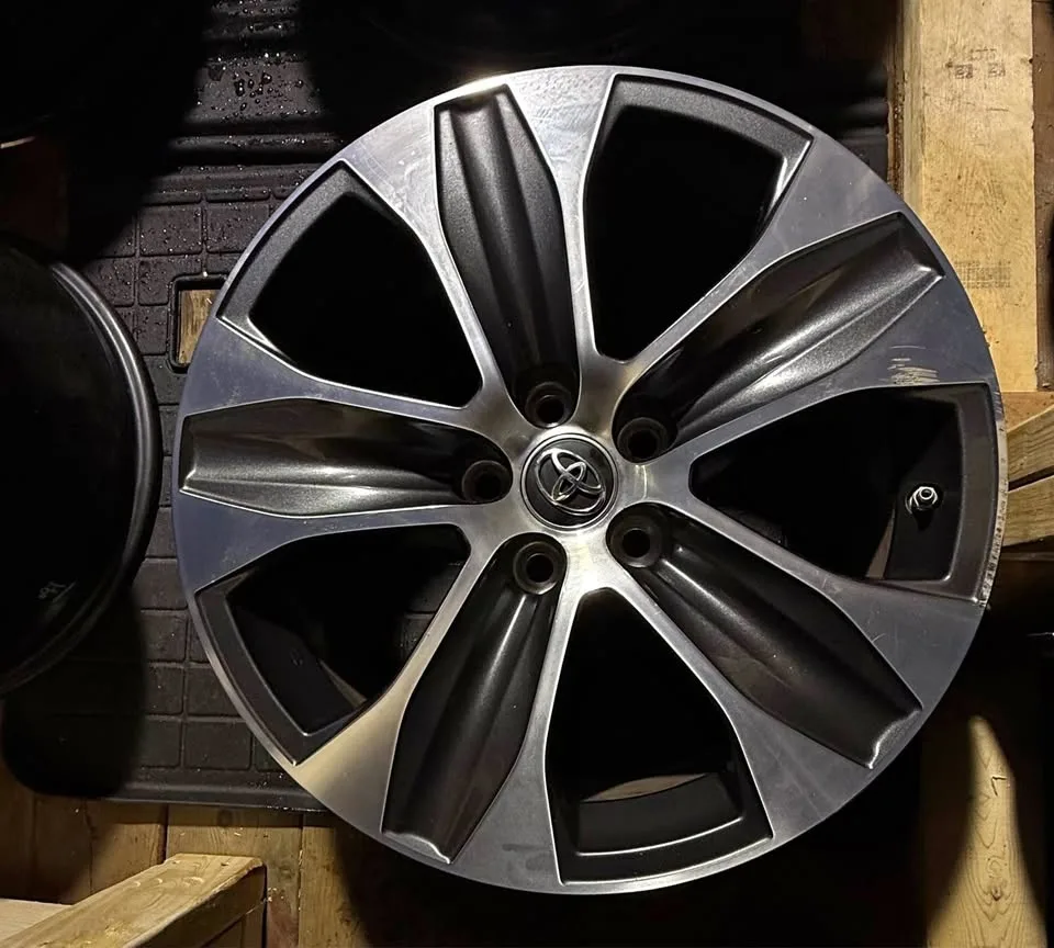 18 inch original Toyota Highlander factory rims mint condition
