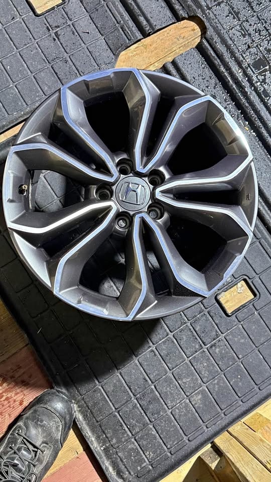 18 inch original Honda CRV rims brand  ￼like new