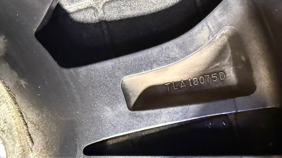 18 inch original Honda CRV rims brand  ￼like new - photo 2