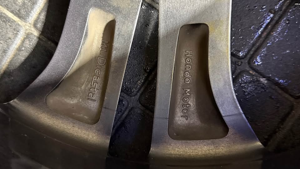 18 inch original Honda CRV rims brand  ￼like new - photo 5