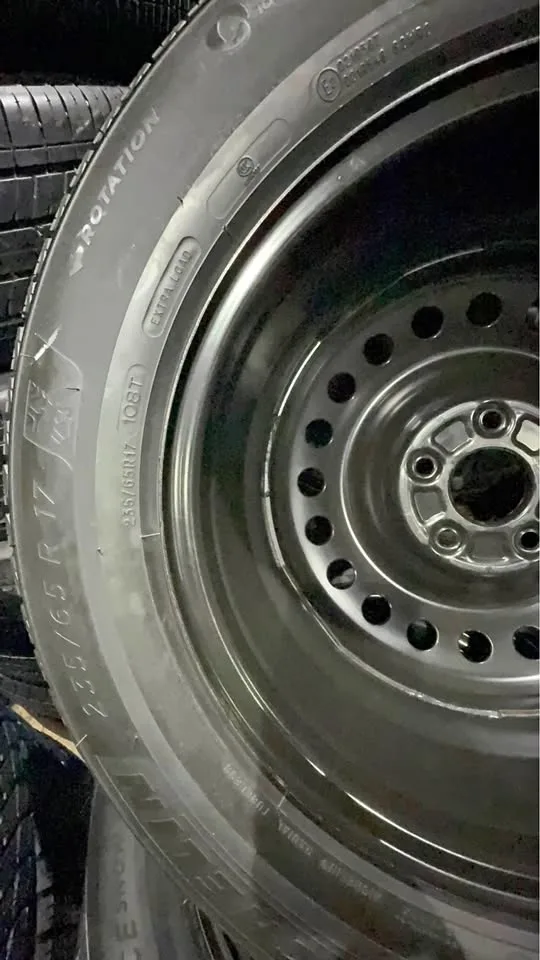 235/65R 17 Toyota sienna winter package Michelin ￼