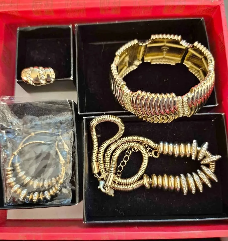Vintage Avon Gold toned Jewelry Set - NEW VINTAGE