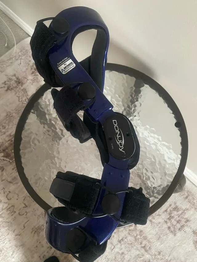 Uesed XXL Donjoy Right Knee brace compare to $700 and over image indicator(2)