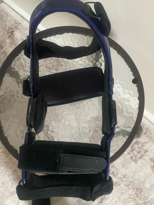 Uesed XXL Donjoy Right Knee brace compare to $700 and over image indicator(3)