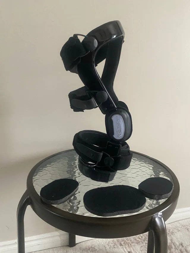 Donjoy RIGHT Knee Brace/ Size Medium compare to $700