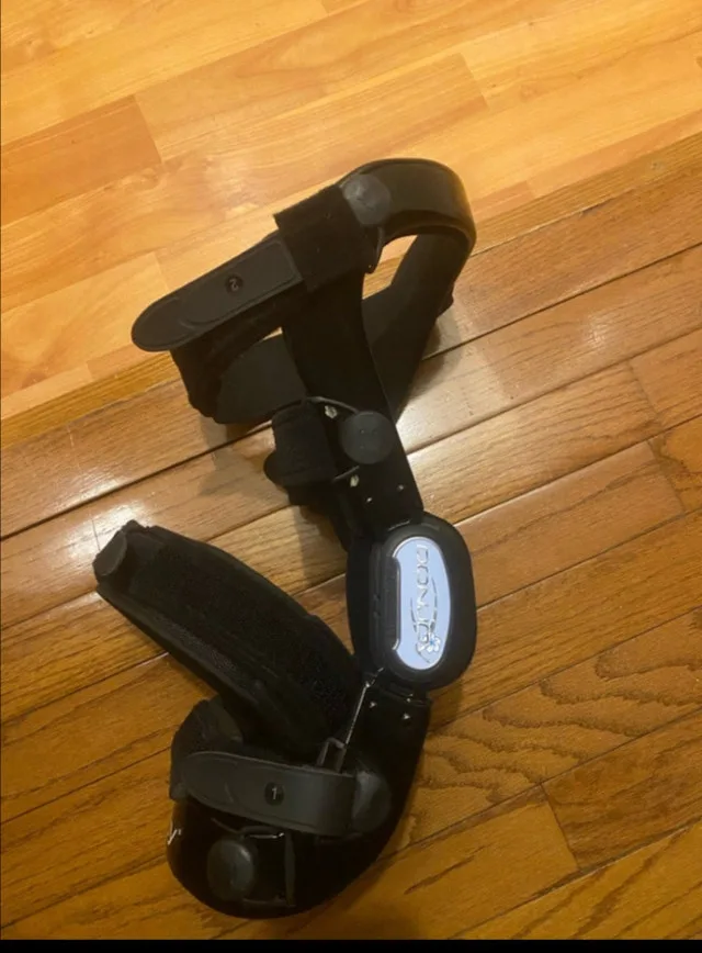 Two Donjoy Knee RIGHT Braces/ Size Medium and XXL
