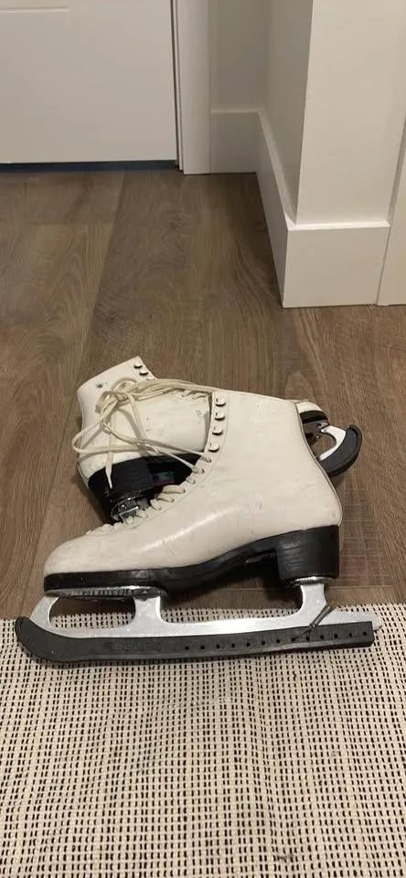 Women’s figure skates -size 8.5