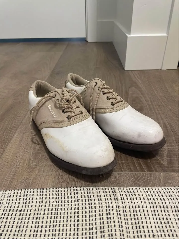 Women’s foot joy golf shoes - size 9 (fits snug)