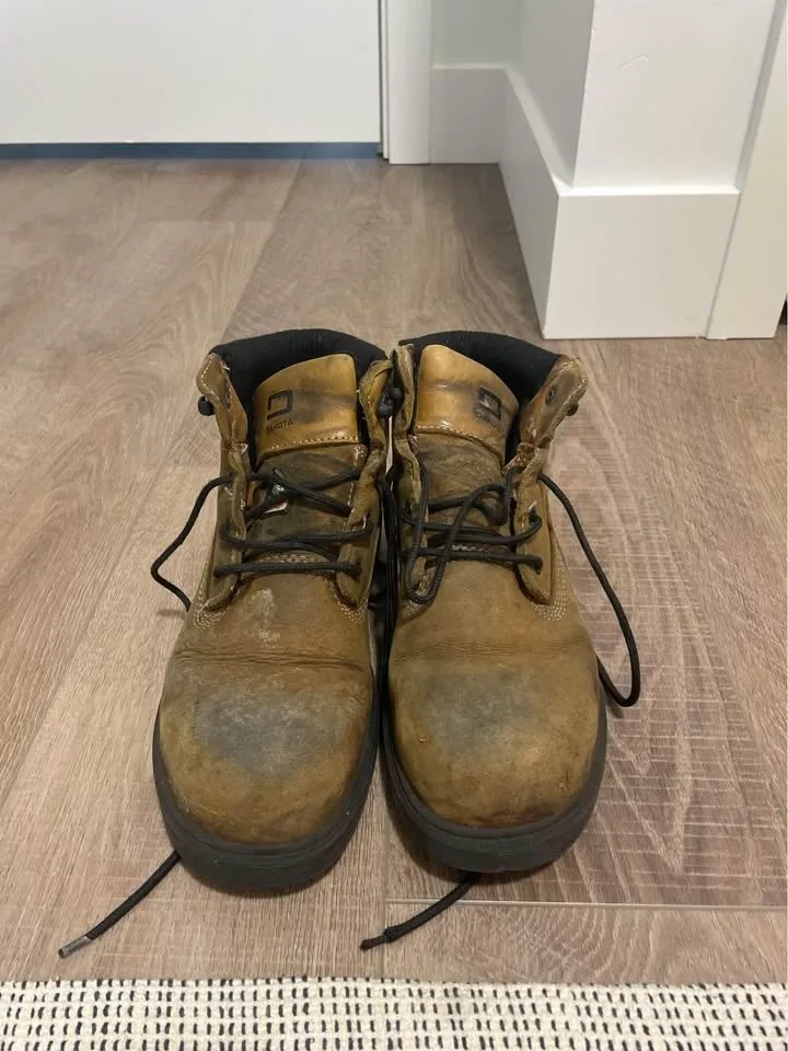 Women’s Dakota steal toe boots-size 8.5