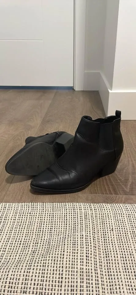 Women’s size 9 faux leather boots